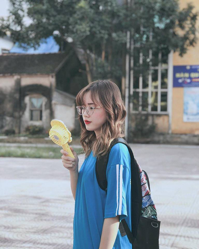 Danh tính cô bạn trong bức ảnh bóc phốt con gái lúc đi học và khi lên đồ trúng tim đen bao người Danh tính cô bạn trong bức ảnh bóc phốt con gái lúc đi học và khi lên đồ trúng tim đen bao người