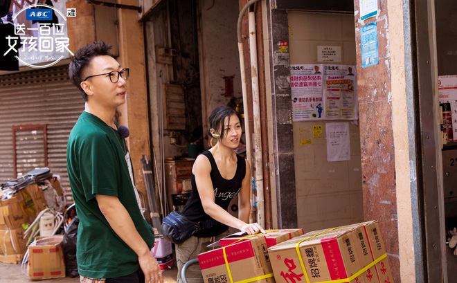 Cô gái Hongkong mình hạc xương mai 10 năm làm nghề bốc vác Cô gái Hongkong mình hạc xương mai 10 năm làm nghề bốc vác
