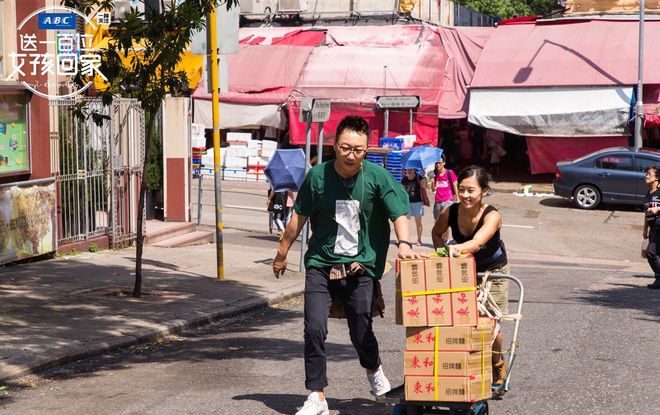 Cô gái Hongkong mình hạc xương mai 10 năm làm nghề bốc vác Cô gái Hongkong mình hạc xương mai 10 năm làm nghề bốc vác