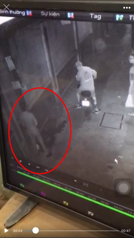 Clip: Nam thanh niên nghi đổ xăng phóng hỏa để trả thù sau khi bị nhắc nhở vì đi tiểu bậy trước cửa nhà dân