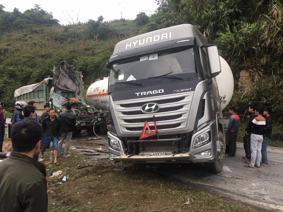 Hòa Bình: Đầu xe tải nát bét do va chạm xe bồn, tài xế nguy kịch