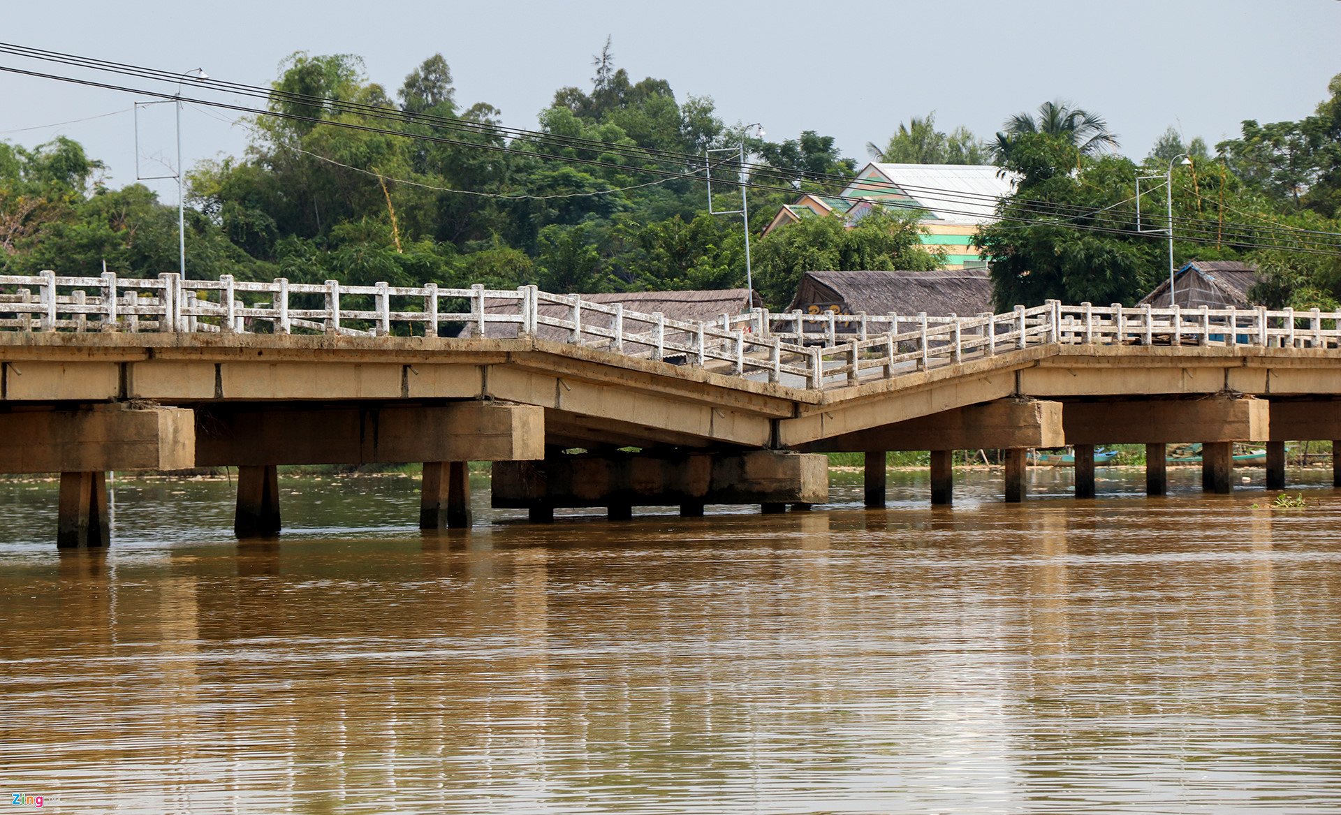 Học sinh liều mình đi qua cầu sắp sập ở Quảng Nam