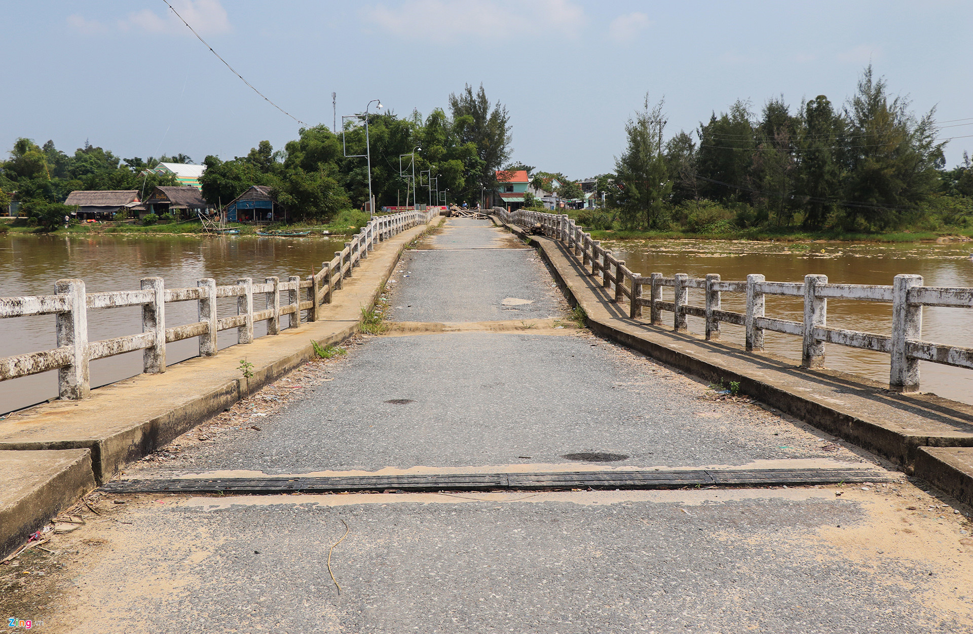 Học sinh liều mình đi qua cầu sắp sập ở Quảng Nam