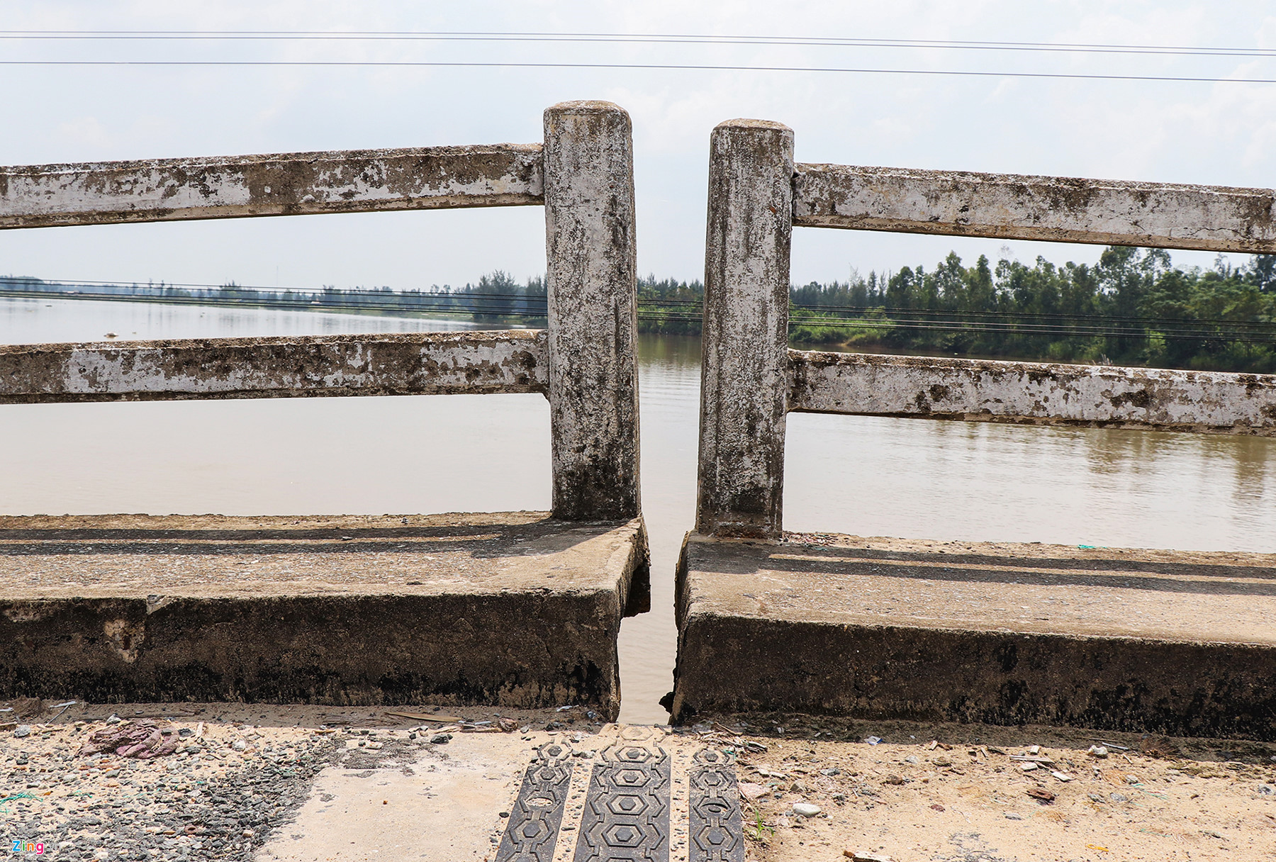 Học sinh liều mình đi qua cầu sắp sập ở Quảng Nam