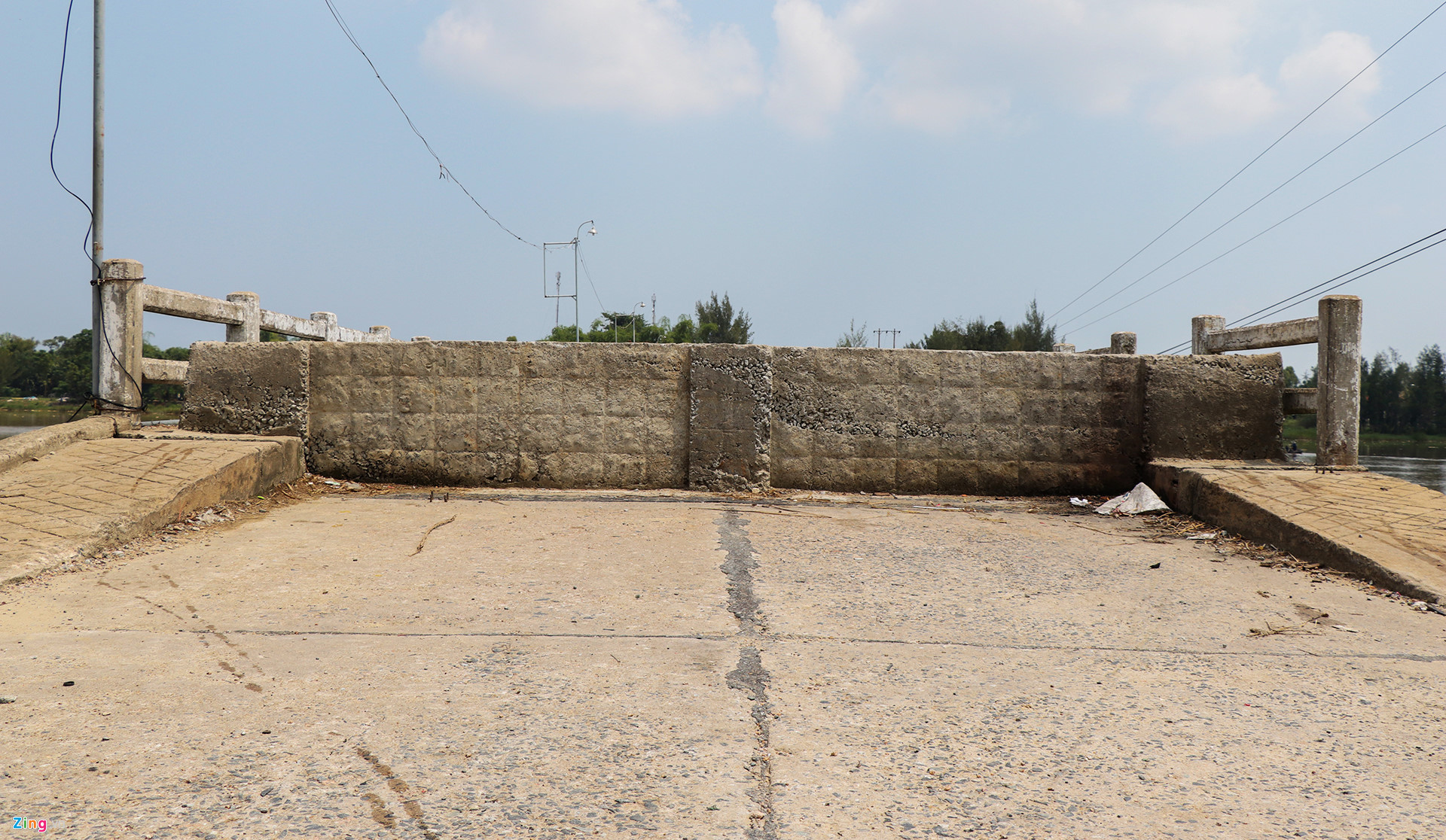 Học sinh liều mình đi qua cầu sắp sập ở Quảng Nam