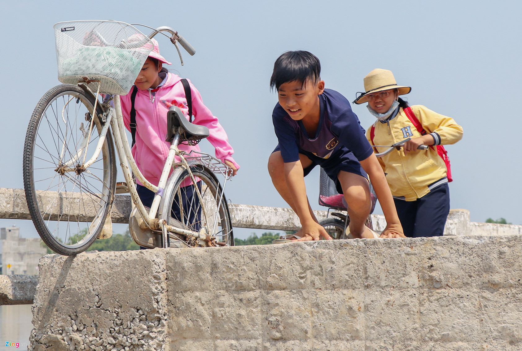 Học sinh liều mình đi qua cầu sắp sập ở Quảng Nam