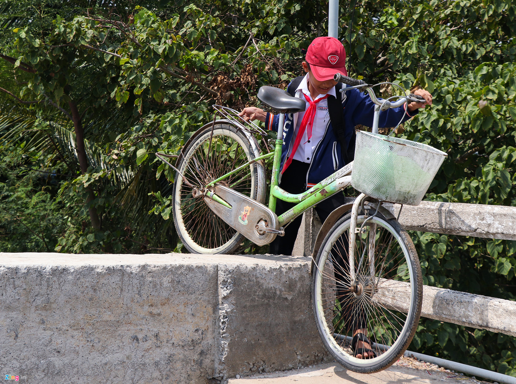 Học sinh liều mình đi qua cầu sắp sập ở Quảng Nam