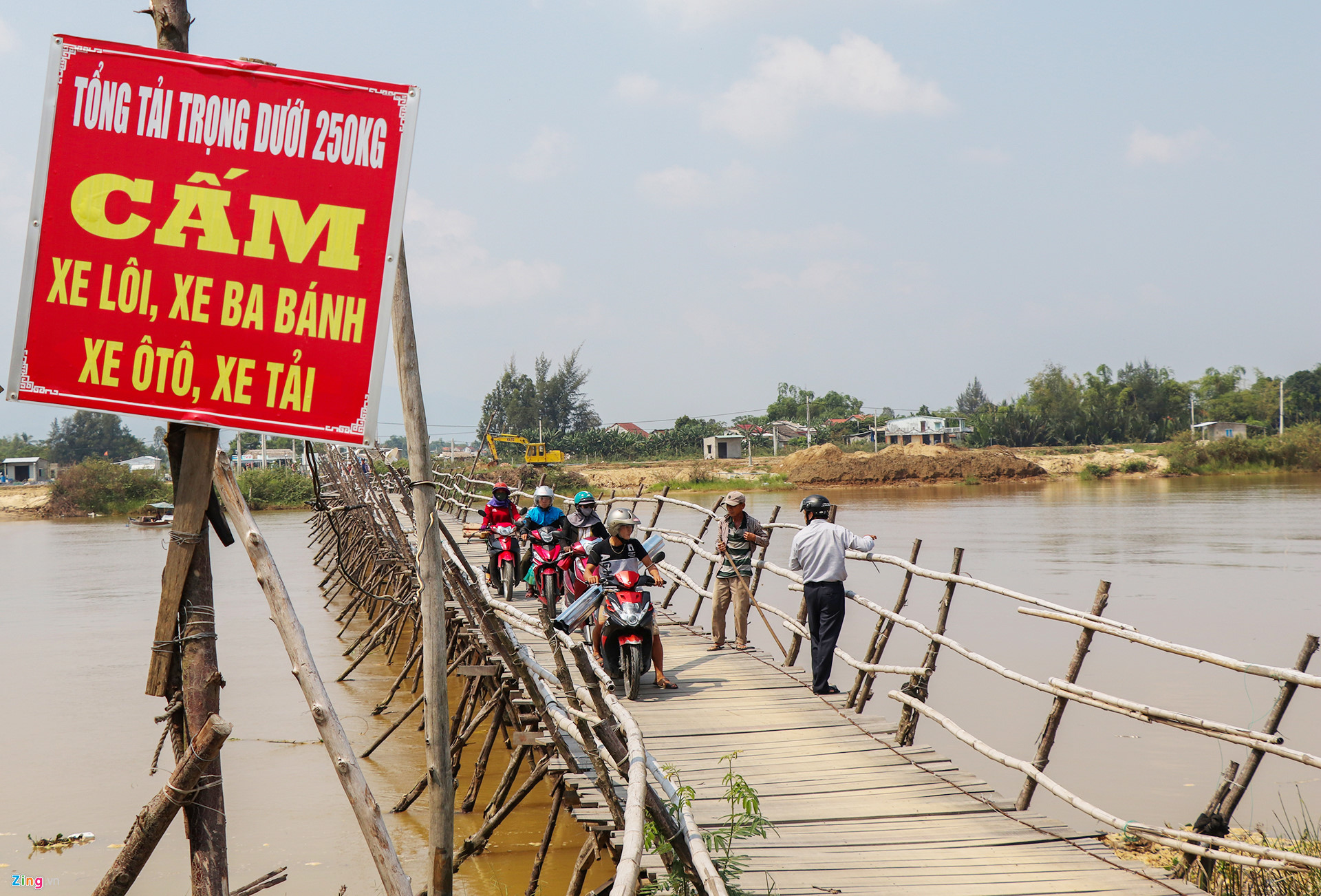 Học sinh liều mình đi qua cầu sắp sập ở Quảng Nam