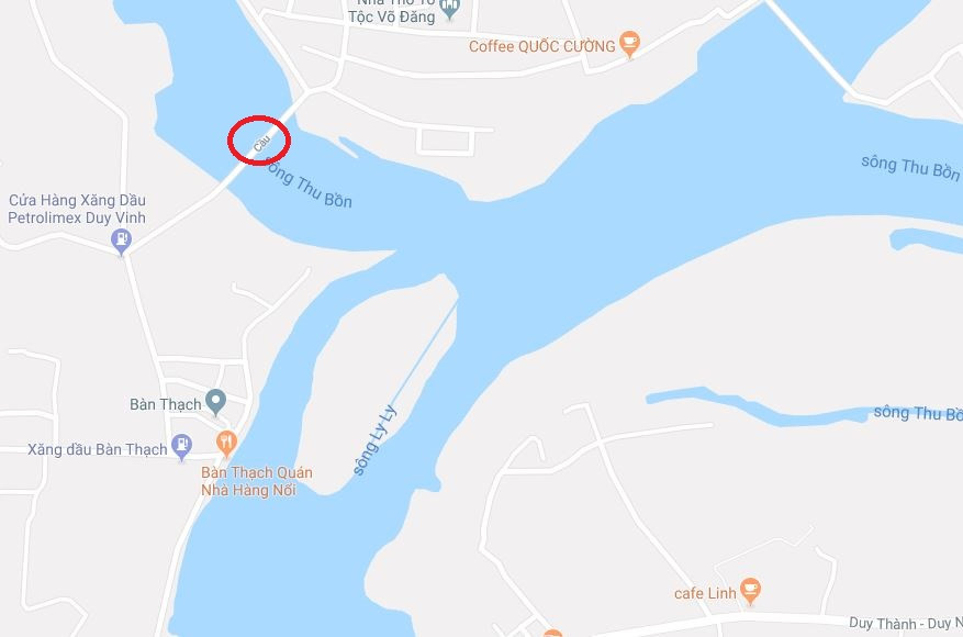 Học sinh liều mình đi qua cầu sắp sập ở Quảng Nam