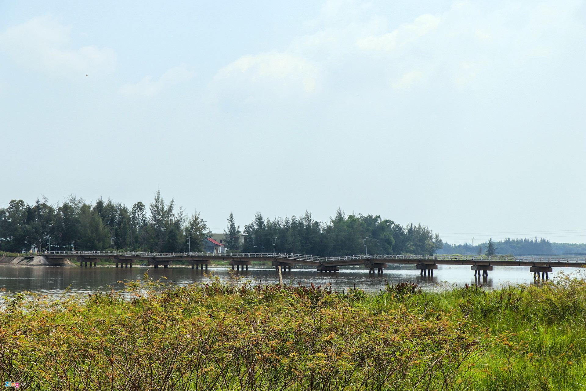 Học sinh liều mình đi qua cầu sắp sập ở Quảng Nam