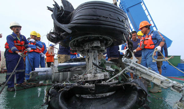 Mảnh vỡ từ máy bay Indonesia bị rơi có thể giúp tìm MH370