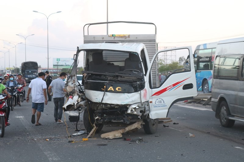 Hàng loạt xe đâm nhau liên hoàn, tài xế rơi ra ngoài tử vong