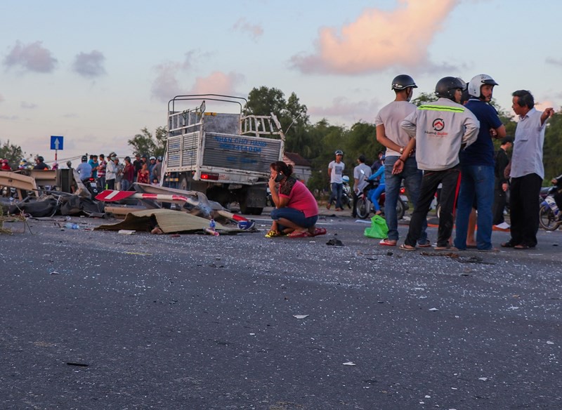 Hàng loạt xe đâm nhau liên hoàn, tài xế rơi ra ngoài tử vong