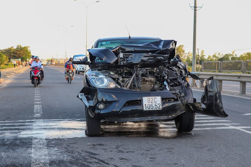 Hàng loạt xe đâm nhau liên hoàn, tài xế rơi ra ngoài tử vong