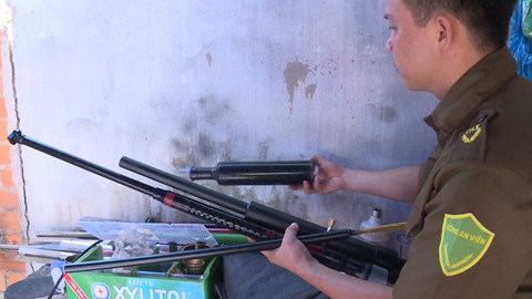 Bắt trộm xe máy, phát hiện ổ sản xuất súng và mã tấu