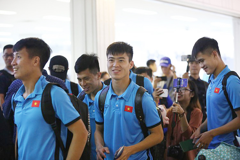 ĐT Việt Nam về nước, HLV Park thưởng nóng cho cầu thủ