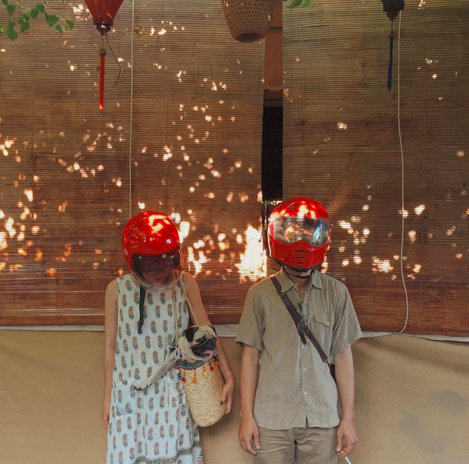 Cặp đôi giấu mặt, đội mũ bảo hiểm đỏ đang hot trên Instagram: Lên Đà Lạt vì thất tình ai ngờ gặp ngay chân ái!