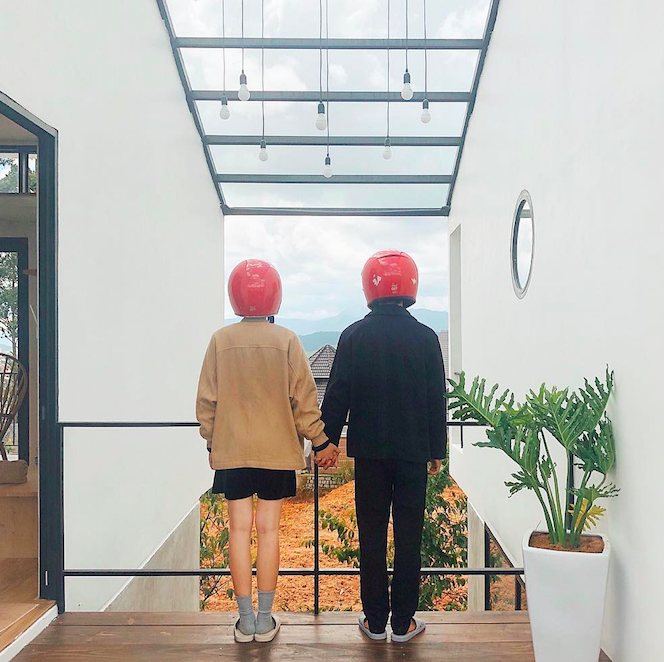 Cặp đôi giấu mặt, đội mũ bảo hiểm đỏ đang hot trên Instagram: Lên Đà Lạt vì thất tình ai ngờ gặp ngay chân ái! Cặp đôi giấu mặt, đội mũ bảo hiểm đỏ đang hot trên Instagram: Lên Đà Lạt vì thất tình ai ngờ gặp ngay chân ái!