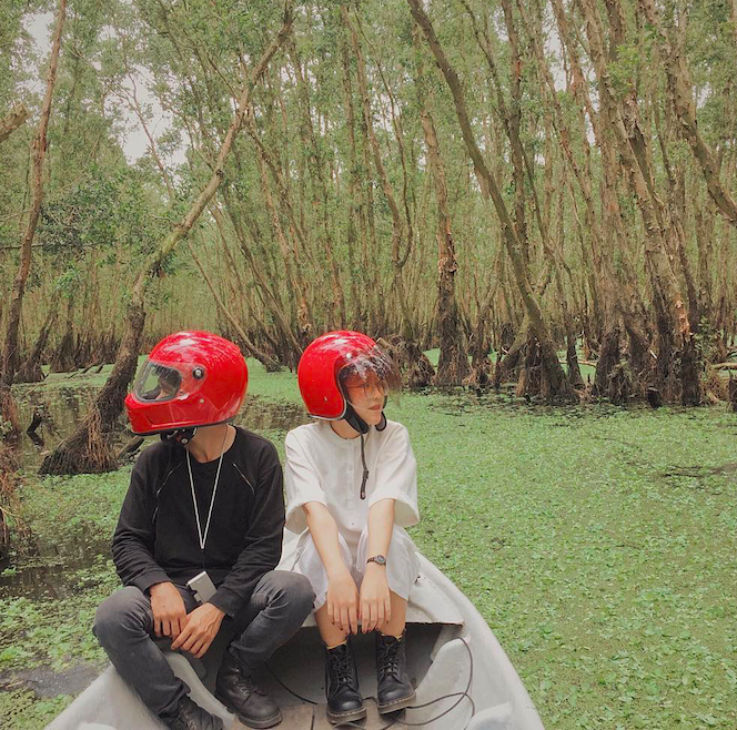 Cặp đôi giấu mặt, đội mũ bảo hiểm đỏ đang hot trên Instagram: Lên Đà Lạt vì thất tình ai ngờ gặp ngay chân ái!