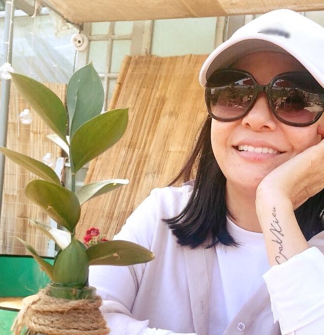 Sau loạt ồn ào tình cảm, Cát Phượng khẳng định chủ quyền bằng cách xăm tên Kiều Minh Tuấn lên tay