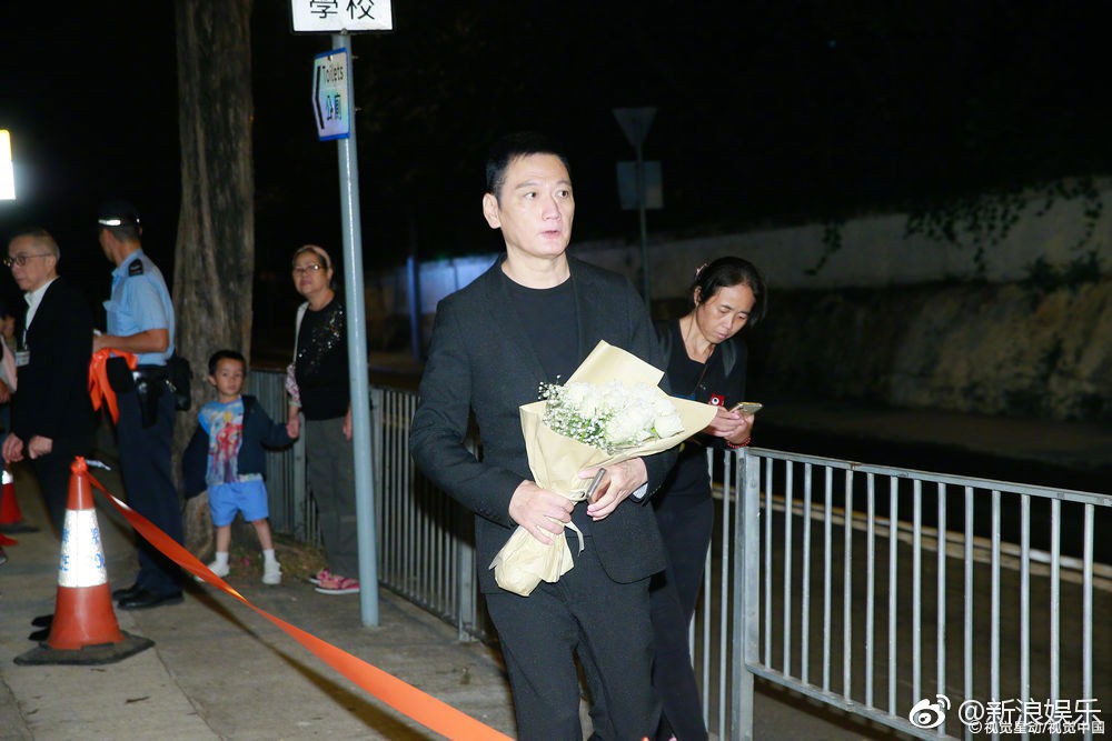 Sự cố ngoài đám tang Lam Khiết Anh: Người hâm mộ mang biểu ngữ bất bình với kẻ cưỡng hiếp nữ diễn viên