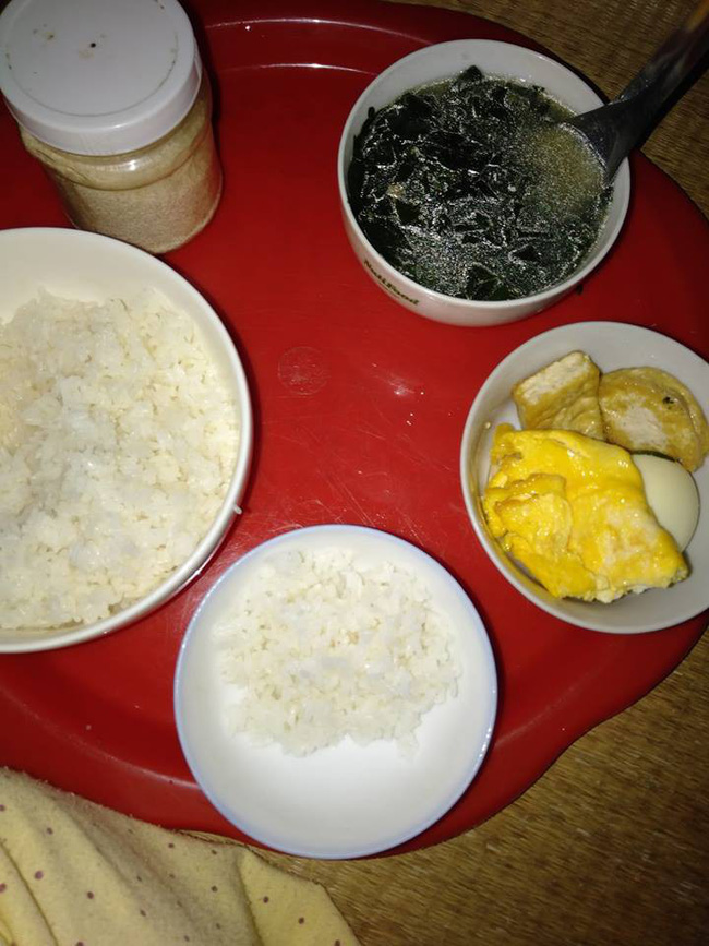 Cơm cữ lèo tèo vài miếng đã đành, mẹ chồng còn đặt thêm vật này lên mâm khiến nàng dâu thà nhịn đói còn hơn Cơm cữ lèo tèo vài miếng đã đành, mẹ chồng còn đặt thêm vật này lên mâm khiến nàng dâu thà nhịn đói còn hơn