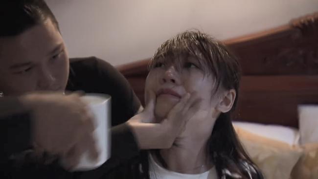 Sợ hãi với độ biến thái của bố dượng Quỳnh, ngủ với cave nhưng phải xem ảnh con gái để trợ hứng Sợ hãi với độ biến thái của bố dượng Quỳnh, ngủ với cave nhưng phải xem ảnh con gái để trợ hứng