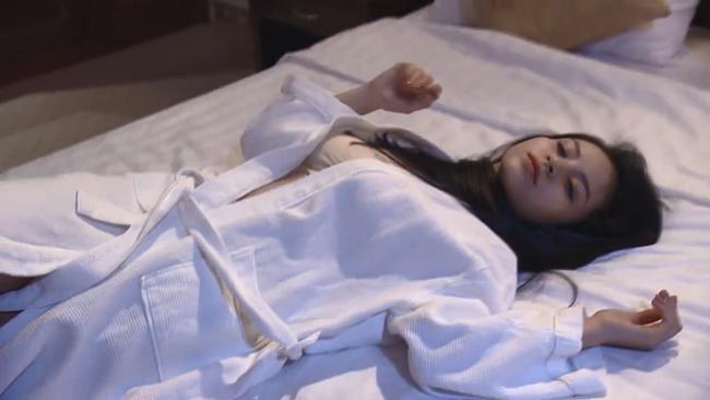 Sợ hãi với độ biến thái của bố dượng Quỳnh, ngủ với cave nhưng phải xem ảnh con gái để trợ hứng Sợ hãi với độ biến thái của bố dượng Quỳnh, ngủ với cave nhưng phải xem ảnh con gái để trợ hứng