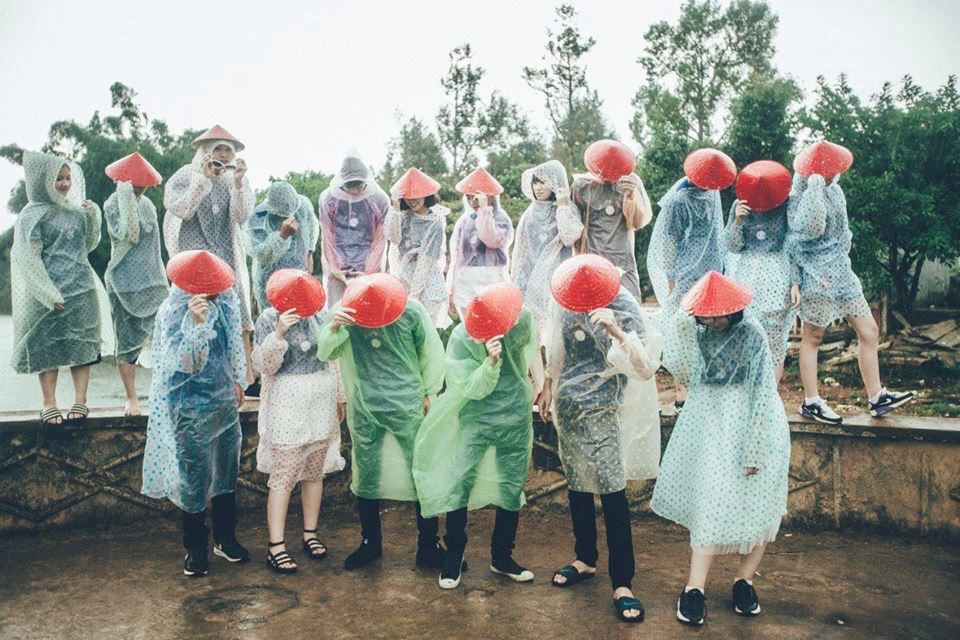 Lên đồ lồng lộn chụp kỷ yếu nhưng gặp mưa, lớp học này quyết định mặc luôn áo mưa và cho ra đời bộ ảnh siêu chất!