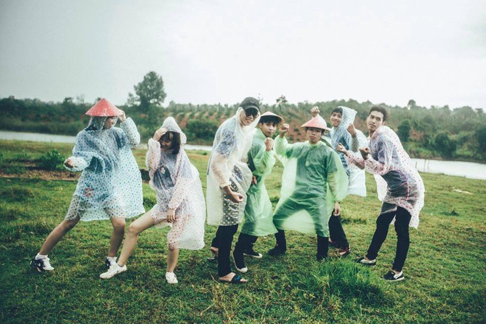 Lên đồ lồng lộn chụp kỷ yếu nhưng gặp mưa, lớp học này quyết định mặc luôn áo mưa và cho ra đời bộ ảnh siêu chất!