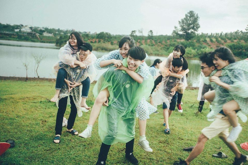 Lên đồ lồng lộn chụp kỷ yếu nhưng gặp mưa, lớp học này quyết định mặc luôn áo mưa và cho ra đời bộ ảnh siêu chất!