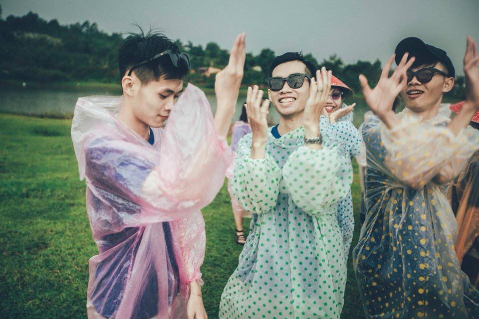 Lên đồ lồng lộn chụp kỷ yếu nhưng gặp mưa, lớp học này quyết định mặc luôn áo mưa và cho ra đời bộ ảnh siêu chất!