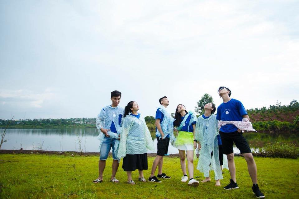 Lên đồ lồng lộn chụp kỷ yếu nhưng gặp mưa, lớp học này quyết định mặc luôn áo mưa và cho ra đời bộ ảnh siêu chất!