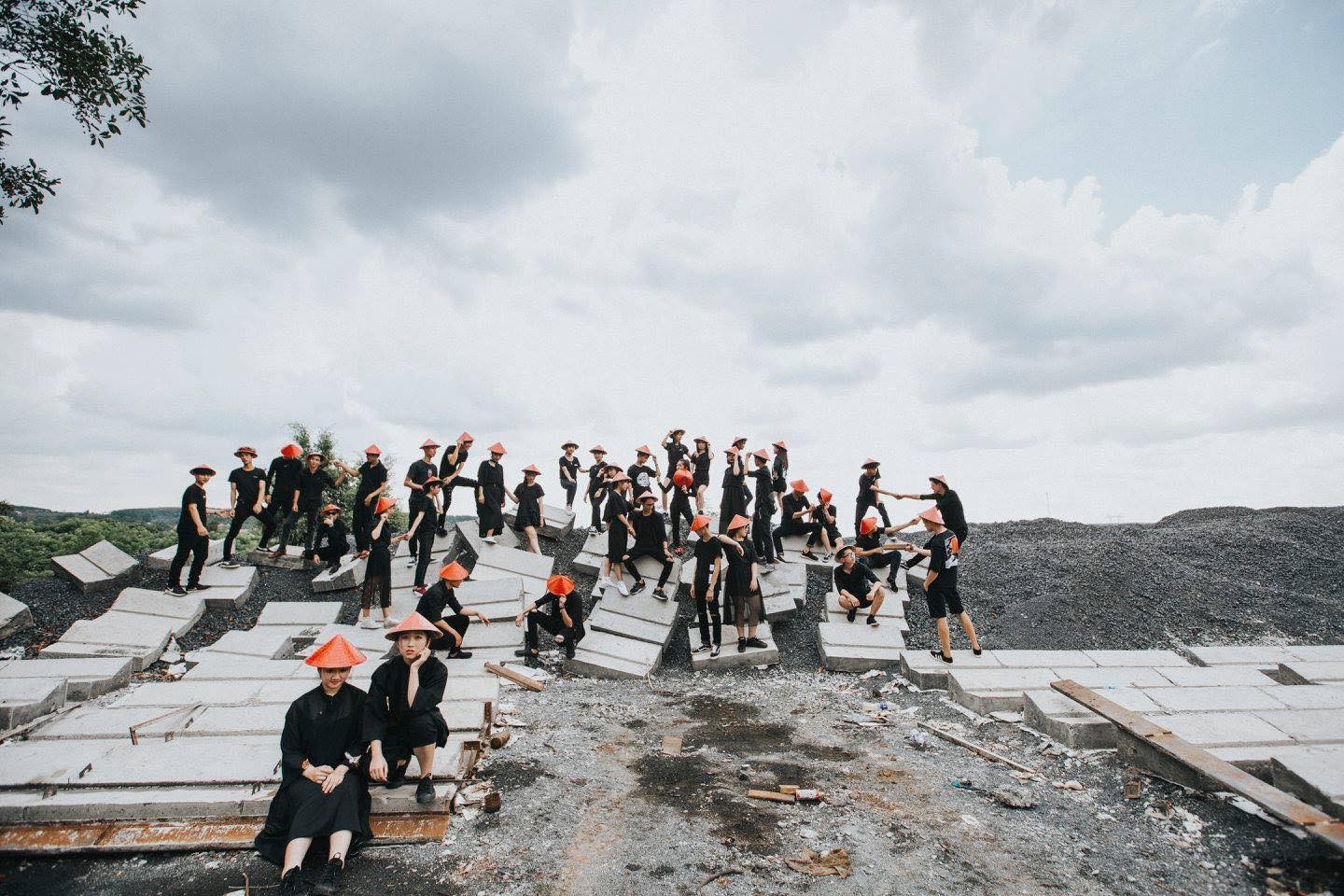 Lên đồ lồng lộn chụp kỷ yếu nhưng gặp mưa, lớp học này quyết định mặc luôn áo mưa và cho ra đời bộ ảnh siêu chất!