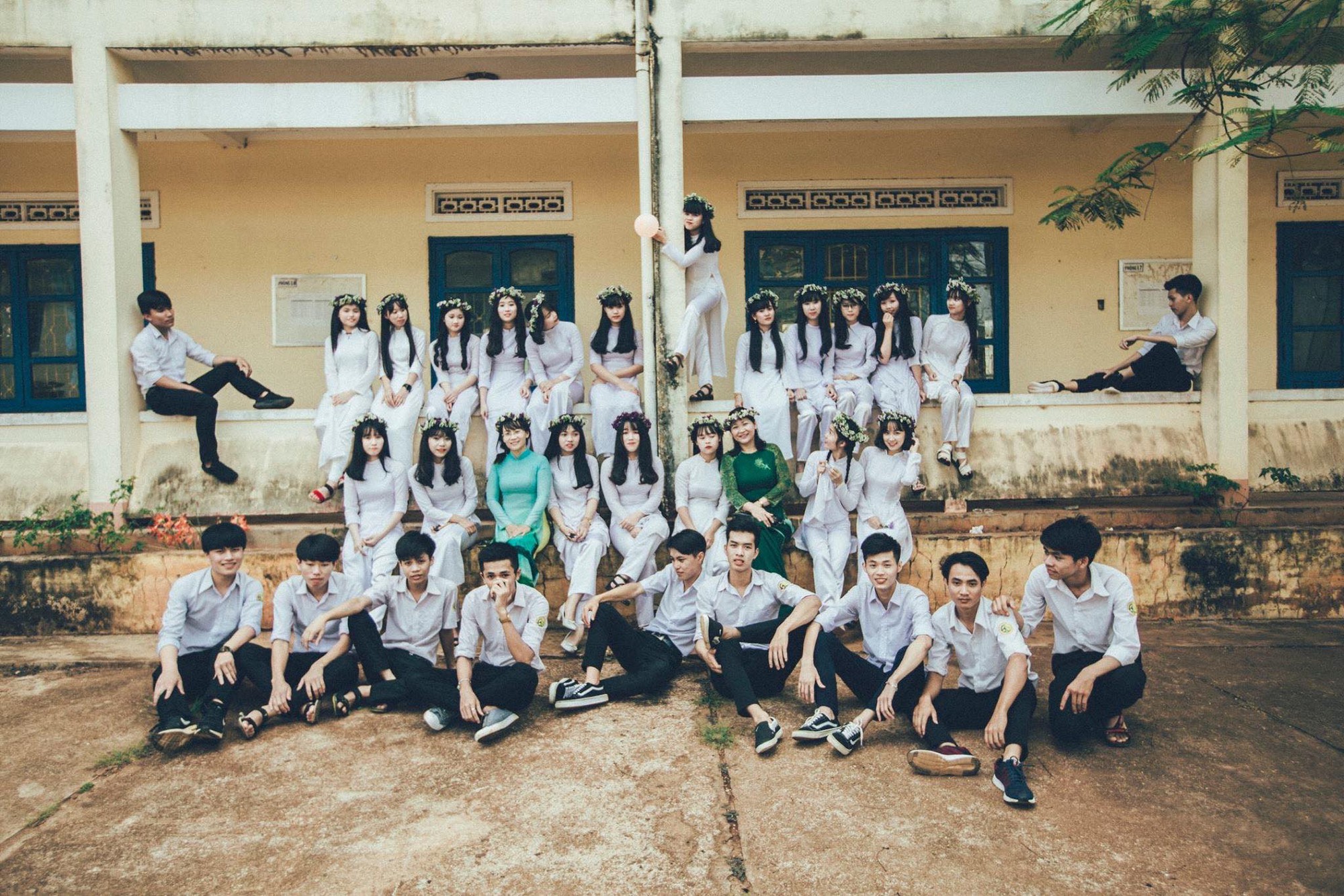 Lên đồ lồng lộn chụp kỷ yếu nhưng gặp mưa, lớp học này quyết định mặc luôn áo mưa và cho ra đời bộ ảnh siêu chất!