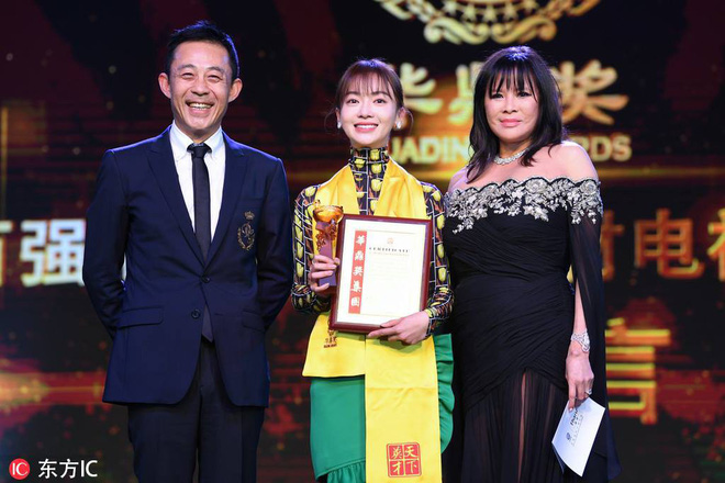 Hoa Đỉnh 2018: Ngô Cẩn Ngôn giật giải Nữ diễn viên truyền hình xuất sắc mảng cổ trang Hoa Đỉnh 2018: Ngô Cẩn Ngôn giật giải Nữ diễn viên truyền hình xuất sắc mảng cổ trang