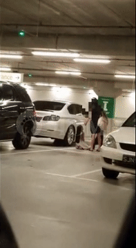 Bố bắt con gái quỳ gối, đánh tới tấp vào đầu đứa trẻ khi mẹ bên cạnh không can ngăn, cơ quan chức năng vào cuộc điều tra làm rõ