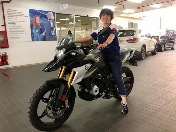Danh tính cô gái mét rưỡi lái mô tô 200 triệu ở Hà Nội bị cánh mày râu dè bỉu
