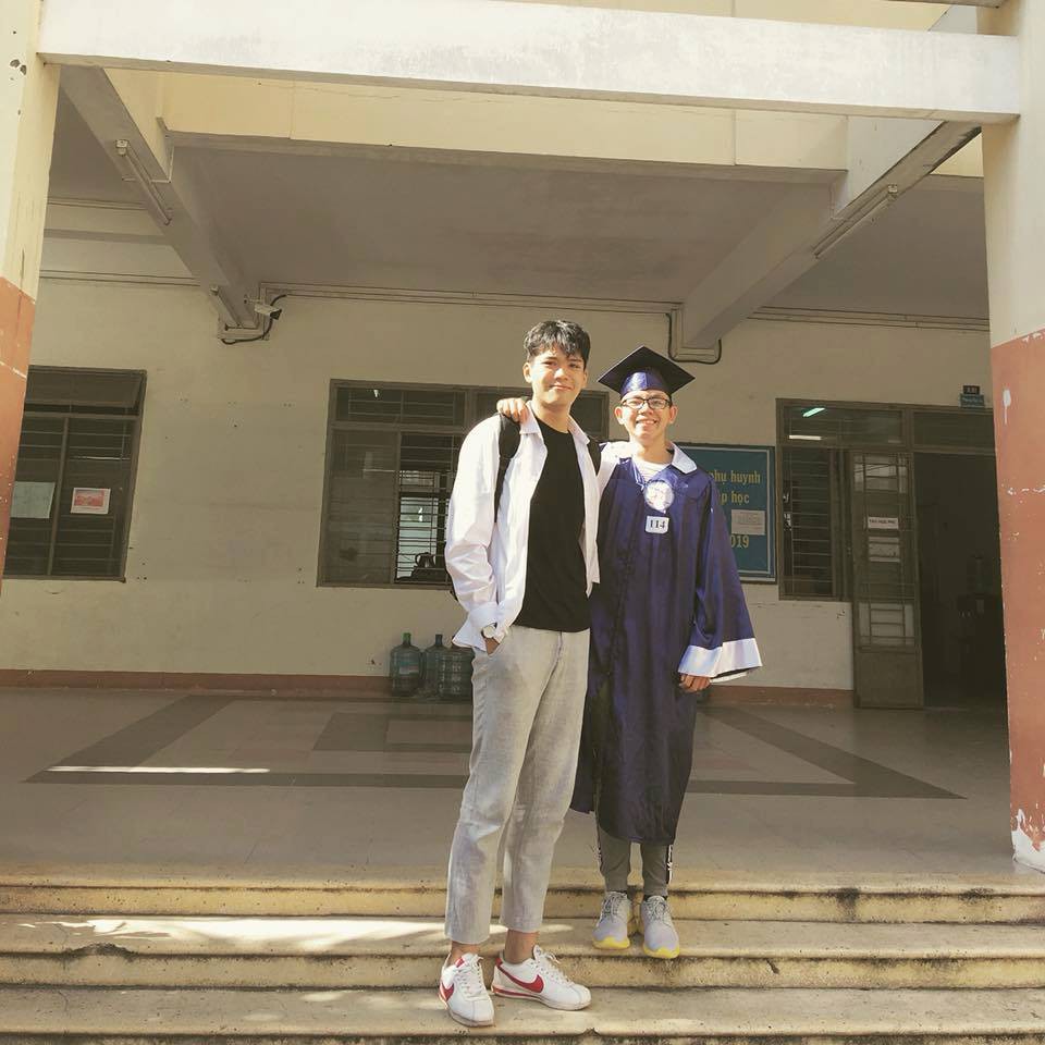 Nam sinh Sài Gòn 18 tuổi cao gần 2m: Thường xuyên đụng đầu vào trần nhà, bị bạn bè trêu chọc ác ý