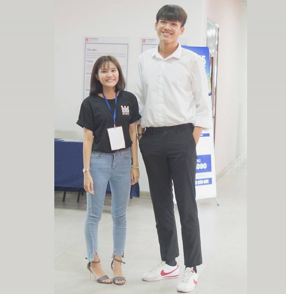 Nam sinh Sài Gòn 18 tuổi cao gần 2m: Thường xuyên đụng đầu vào trần nhà, bị bạn bè trêu chọc ác ý Nam sinh Sài Gòn 18 tuổi cao gần 2m: Thường xuyên đụng đầu vào trần nhà, bị bạn bè trêu chọc ác ý