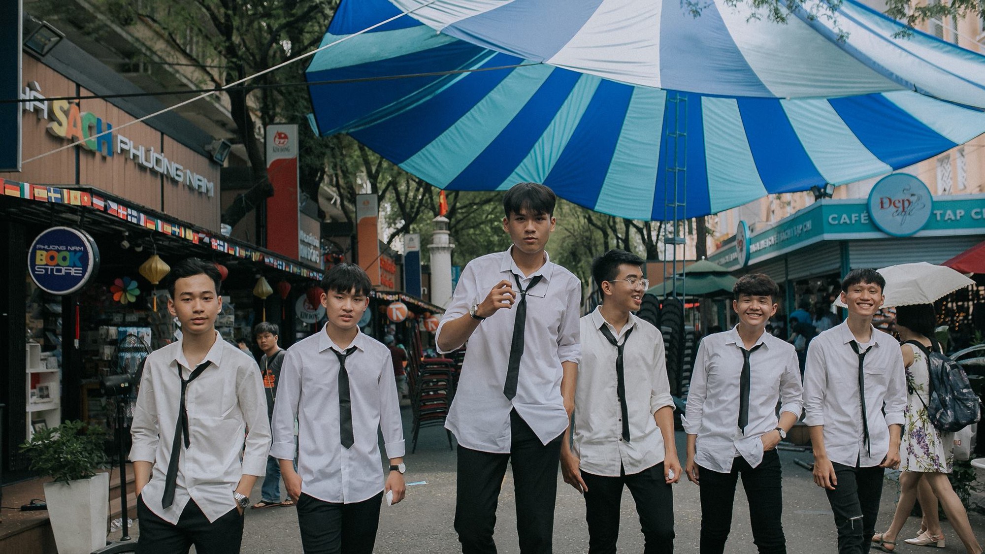 Nam sinh Sài Gòn 18 tuổi cao gần 2m: Thường xuyên đụng đầu vào trần nhà, bị bạn bè trêu chọc ác ý