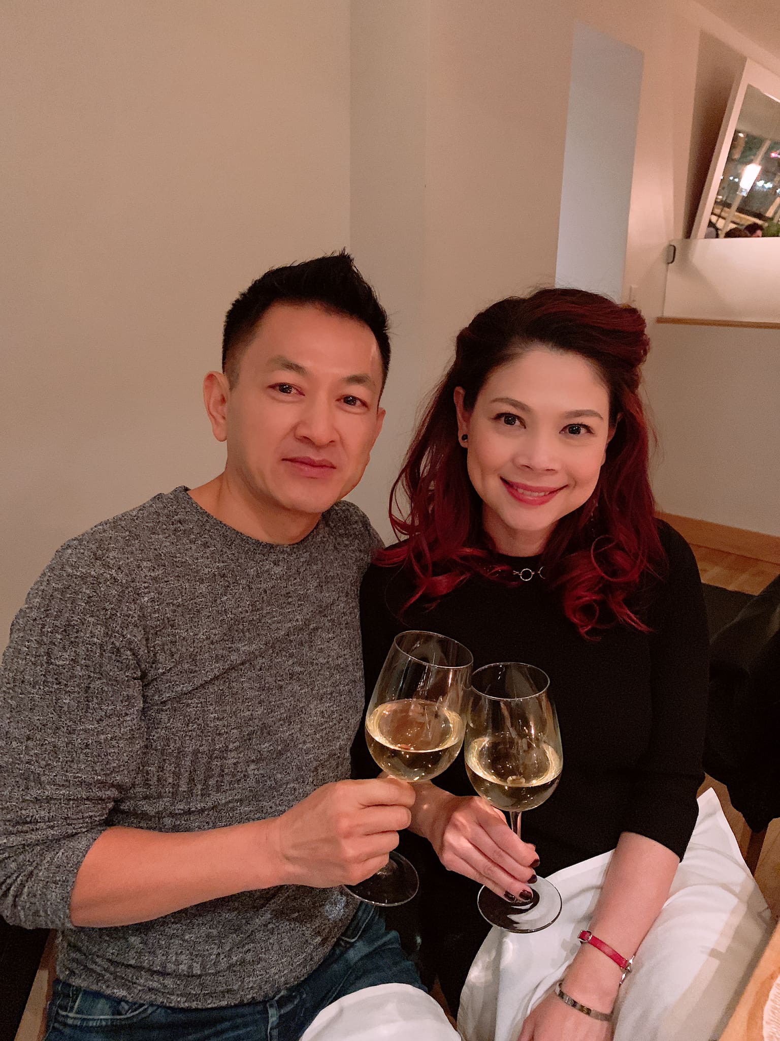 Kỷ niệm 2 năm yêu nhau, ông xã Thanh Thảo lãng mạn tới mức mặc lại chiếc áo của ngày đầu gặp gỡ để thể hiện tình cảm