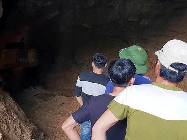 Cứu hộ 2 nạn nhân trong vụ sập hầm vàng trái phép ở Hòa Bình: Khó còn hy vọng sống