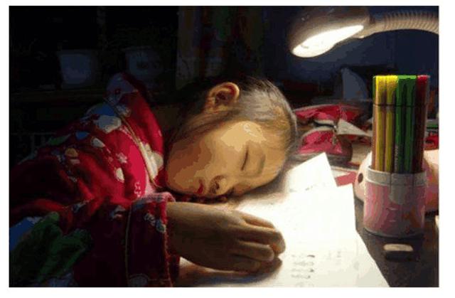 Cậu bé 9 tuổi nhảy lầu tự tử để lại thư tuyệt mệnh: Mẹ, con thật sự rất mệt mỏi