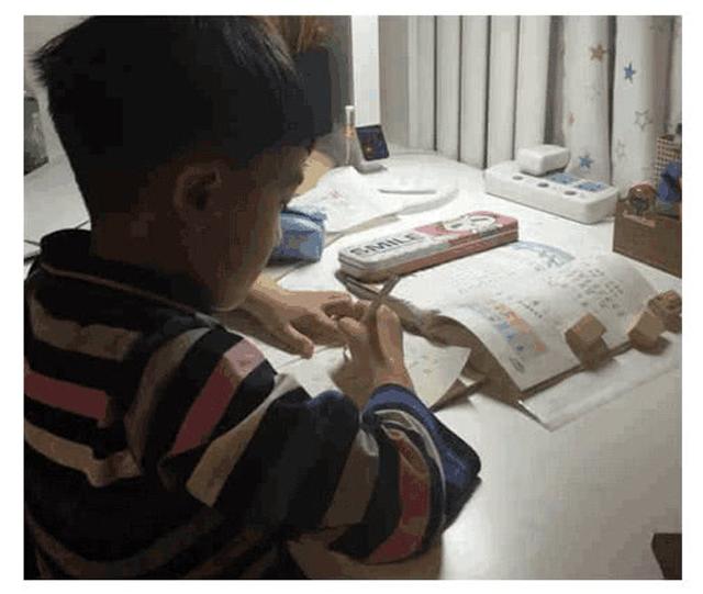 Cậu bé 9 tuổi nhảy lầu tự tử để lại thư tuyệt mệnh: Mẹ, con thật sự rất mệt mỏi