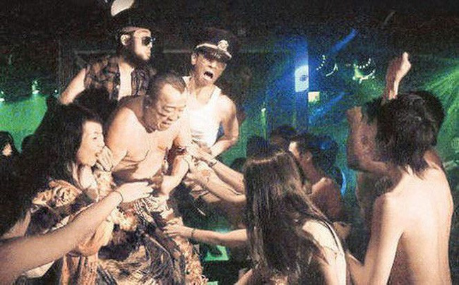 Tăng Chí Vỹ: Ông trùm điện ảnh Hong Kong hay tên yêu râu xanh được chống lưng bằng quyền lực xã hội đen?