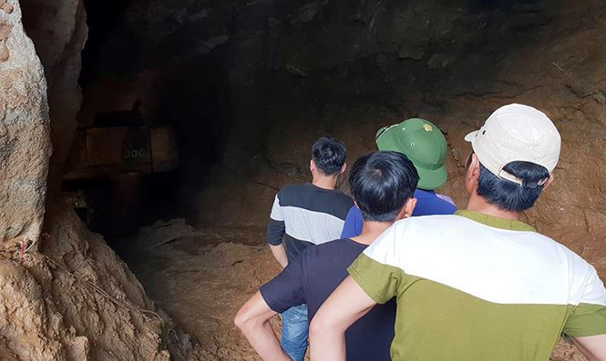 Tìm thấy một thi thể phu vàng sau 7 ngày kẹt trong hang ở Hòa Bình