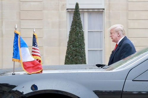 Người phụ nữ ngực trần chặn đoàn xe hộ tống Trump ở Paris