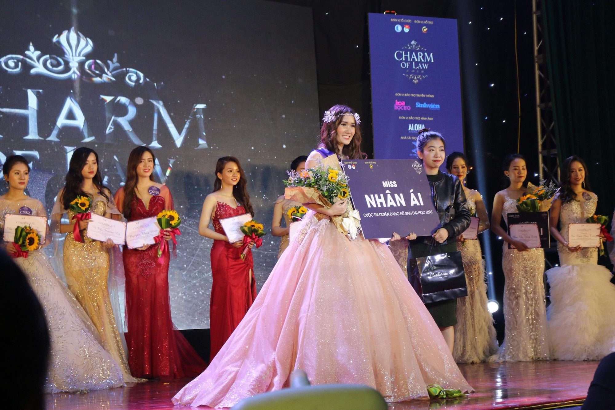 Trả lời ứng xử phụ nữ muốn hạnh phúc phải Ngoan, Ngon và Ngơ, nữ sinh 2000 đăng quang Hoa khôi Luật Hà Nội