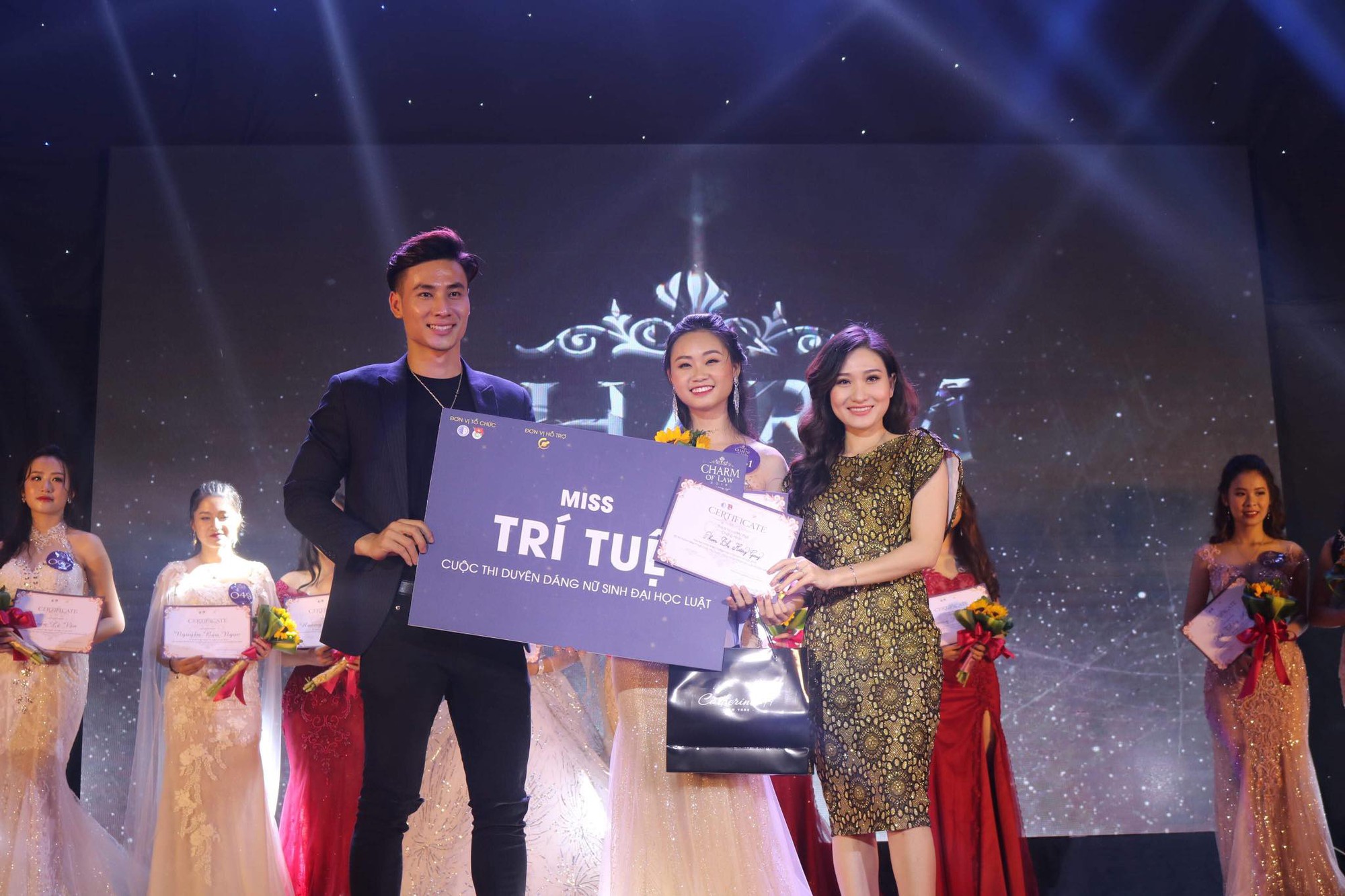 Trả lời ứng xử phụ nữ muốn hạnh phúc phải Ngoan, Ngon và Ngơ, nữ sinh 2000 đăng quang Hoa khôi Luật Hà Nội